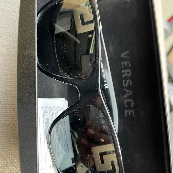 CLASSY NEW Genuine VERSACE ROCK ICONS Black Gold Greca Sunglasses VE 4296 GB1/87 - Picture 4 of 4